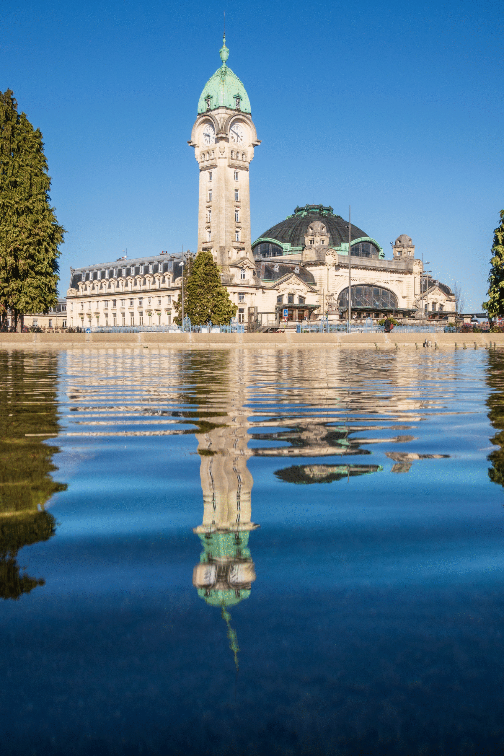 photo de la gare de Limoge qui se reflète dans l'eau