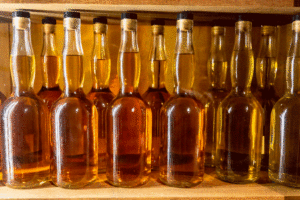 photo de bouteilles de calvados alignées